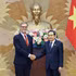 El presidente de la Asamblea Nacional de Vietnam, Tran Thanh Man, recibe al embajador de Francia en el país, Olivier Brochet. (Foto: VNA)