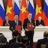 El secretario general del Partido Comunista de Vietnam y presidente del país, To Lam, y el presidente ruso, Vladimir Putin, presencian el intercambio de una serie de documentos de cooperación. (Foto: VNA)