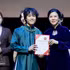 Ngo Phuong Ly, esposa del secretario general del Partido Comunista de Vietnam y presidente del país, To Lam, entrega premios a estudiantes destacados. (Foto: VNA)