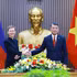 El primer ministro de Vietnam, Le Minh Hung, recibe a su homóloga de Liechtenstein, Brigitte Haas. (Foto: VNA)