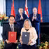 El secretario general del Partido Comunista y presidente de Vietnam, To Lam, y el primer ministro de Nueva Zelanda, Christopher Luxon, presencian el intercambio de documentos de cooperación entre ambos países. (Foto: VNA)