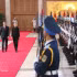 El primer ministro de Vietnam, Le Minh Hung, y su homóloga de Liechtenstein, Brigitte Haas, pasan revista a la Guardia de Honor del Ejército Popular de Vietnam. (Foto: VNA)