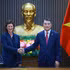 El primer ministro vietnamita, Le Minh Hung, recibe a Fiona Bassett, directora general ejecutiva del proveedor global de índices FTSE Russell. (Foto: VNA)
