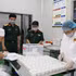 Las autoridades de la provincia de Cao Bang entregan muestras de los restos de soldados caídos al Instituto Forense Militar para realizar pruebas de ADN. (Foto: VNA)