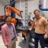 El profesor asociado Vu Viet Hung (izquierda) visita un espacio de impresión 3D que cuenta con sistemas robóticos. (Foto: VNA)