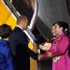 La vicepresidenta del Comité Popular de la ciudad de Da Nang, Nguyen Thi Anh Thi, da la bienvenida al primer ministro de Polonia, Donald Tusk, en el Aeropuerto Internacional de Da Nang. (Foto: VNA)