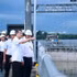 El primer ministro de Vietnam, Le Minh Hung, inspecciona el proyecto de control de inundaciones por mareas en el barrio de Xom Chieu, en Ciudad Ho Chi Minh. (Foto: VNA)