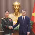 El primer ministro vietnamita, Le Minh Hung (derecha), recibe al general Khamlieng Outhakaisone, miembro del Buró Político del Partido Popular Revolucionario de Laos, viceprimer ministro y titular de Defensa del país vecino. (Foto: VNA)