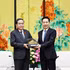 El presidente de la Asamblea Nacional de Vietnam, Tran Thanh Man (izquierda), entrega un obsequio a Zhao Yide, secretario del Comité del Partido de la provincia de Shaanxi. (Foto: VNA)