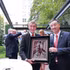 El embajador de Vietnam en la República Checa, Duong Hoai Nam, entrega al primer ministro Andrej Babiš una fotografía que ilustra la imagen de Babiš. (Foto: VNA)