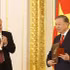 El Artista del Pueblo de Rusia Valery Gergiev, presidente del Jurado del Premio Internacional de la Paz Lev Tolstói, entrega el Premio Internacional de la Paz Lev Tolstói 2026 al secretario general del Partido Comunista y presidente de Vietnam, To Lam. (Foto: Thong Nhat/VNA)