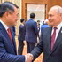 El primer ministro Le Minh Hung mantiene un breve encuentro con el presidente de Rusia, Vladimir Putin. (Foto: VNA)