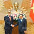 El presidente de la Asamblea Nacional de Vietnam, Tran Thanh Man, y el embajador de Francia, Olivier Brochet. (Foto: DUY LINH)