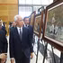 Khamphan Pheuiyavong, jefe del Departamento Central de Propaganda de Laos, y otros delegados visitan la exposición. (Foto: VNA)