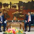 El primer ministro Le Minh Hung recibe al viceprimer ministro y titular de Finanzas de Laos, Santiphab Phomvihane. (Foto: VNA)