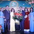 El comité ejecutivo de la Asociación de Mujeres de Dong Xuan recibe flores de felicitación de la Embajada de Vietnam (Foto: VNA)