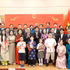 El presidente de la Asamblea Nacional de Vietnam, Tran Thanh Man, junto a compatriotas asentados en Corea del Sur. (Foto: VNA)