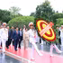 El presidente de Myanmar, Min Aung Hlaing, y su esposa, Kyu Kyu Hla, depositan ofrendas florales en conmemoración de los vietnamitas caídos en defensa nacional. (Foto: VNA)