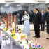 El Rey de Tailandia, Maha Vajiralongkorn Phra Vajiraklaochaoyuhua, y la Reina Suthida Bajrasudhabimalalakshana visitan una exposición de productos tradicionales tailandeses presentada por estudiantes de la Universidad de Hanói. (Foto: VNA)