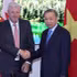 El secretario general del Partido Comunista y presidente de Vietnam, To Lam (derecha), recibe a Ian L. Edwards, presidente y director ejecutivo de AtkinsRéalis. (Foto: VNA)