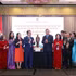 El secretario general del Partido Comunista y presidente de Vietnam, To Lam, entrega una estatuilla del Presidente Ho Chi Minh a la embajada y a la comunidad vietnamita en Canadá. (Foto: VNA)
