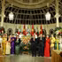 El secretario general del Partido Comunista y presidente de Vietnam, To Lam, y su esposa, Ngo Phuong Ly, junto al presidente de Myanmar, Min Aung Hlaing, y su esposa, Kyu Kyu Hla, se toman fotos con los artistas que actuaron en la recepción. (Foto: VNA)