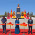 La vicepresidenta de Vietnam, Vo Thi Anh Xuan, y los delegados realizan la ceremonia de corte de cinta para inaugurar el monumento. (Foto: VNA)