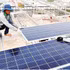 Instaladores de paneles solares en Ciudad Ho Chi Minh. (Foto: Nhan Dan)