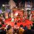 Los fragmentos de “tuong” (drama clásico), “cheo” (ópera tradicional vietnamita), “xam” (canto de artistas callejeros invidentes) y “chau van” (canto ritual), interpretados en el Espacio de Artes Tradicionales del Casco Antiguo de Hanói, despiertan un gran interés entre los residentes locales y los turistas. (Foto: VNA)