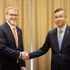 El ministro de Finanzas de Vietnam, Ngo Van Tuan (derecha), se reúne con Dean Thompson, director sénior de Relaciones Gubernamentales Globales de The Coca-Cola Company. (Foto: VNA)
