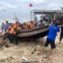 Las autoridades y pescadores llevan barcos a tierra para protegerlos de la tormenta. (Foto: VNA)