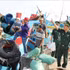 Los guardias fronterizos de la provincia de Dong Thap conciencian a los pescadores de la comuna de Gia Thuan sobre la prevención y la lucha contra la pesca ilegal antes de que zarpen. (Foto: VNA)
