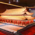 Un visitante contempla la maqueta reconstruida del Palacio Kinh Thien. (Foto: VNA)