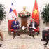 El ministro de Relaciones Exteriores, Le Hoai Trung, recibe a su homólogo de Panamá, Javier Eduardo Martínez-Acha Vásquez. (Foto: VNA)