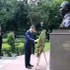 El primer ministro vietnamita Le Minh Hung deposita una ofrenda floral ante la estatua del Presidente Ho Chi Minh, ubicada en el Parque G20 de Nueva Delhi, capital de la India. (Fuente: VNA)