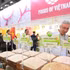 Los visitantes aprenden sobre productos de marcas vietnamitas en la exposición. (Foto: VNA)