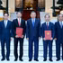 [Foto] Máximo dirigente de Vietnam entrega decisiones de nombramiento de nuevos embajadores