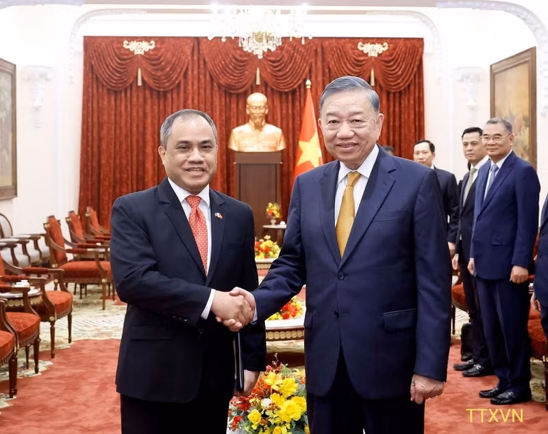 El secretario general del Partido Comunista de Vietnam y presidente del país, To Lam, y el embajador de Filipinas en Hanói, Francisco Noel R. Fernández III. (Foto: VNA)