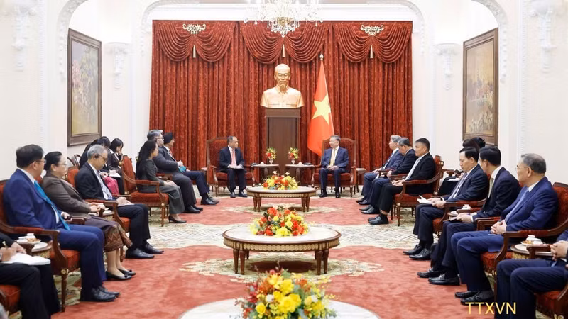 El secretario general del Partido Comunista de Vietnam y presidente del país, To Lam, recibe a los embajadores y encargados de negocios de los países de la Asean en Hanói. (Foto: VNA)