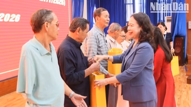 La vicepresidenta Vo Thi Anh Xuan entrega regalos del Partido y del Estado a 50 ciudadanos de Khanh Hoa, o a sus familiares, con valiosas contribuciones a la causa revolucionaria. (Foto: Nhan Dan)