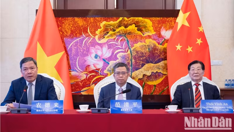 El embajador de Vietnam en China, Pham Thanh Binh (centro), en el evento. (Foto: Nhan Dan)