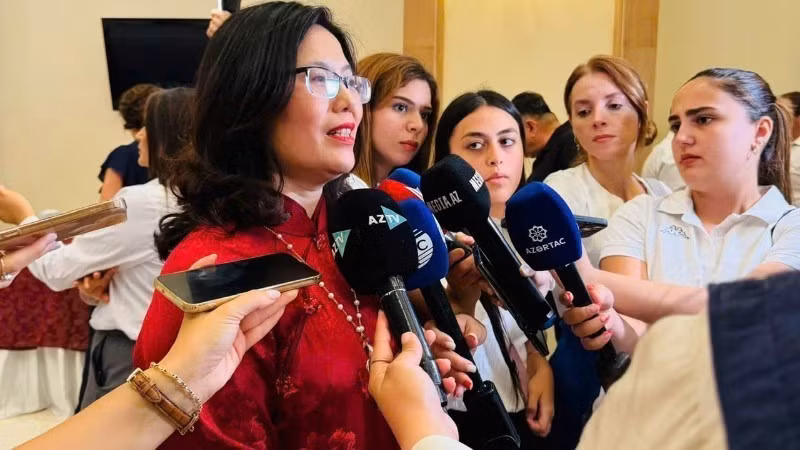 La directora del Instituto de Cine de Vietnam, Le Thi Ha, comparece ante medios azerbaiyanos.