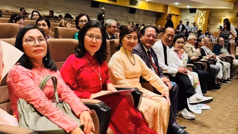 La directora del Instituto de Cine de Vietnam, Le Thi Ha (de vestimenta roja), en la ceremonia inaugural del Día del Cine de Azerbaiyán 2026.