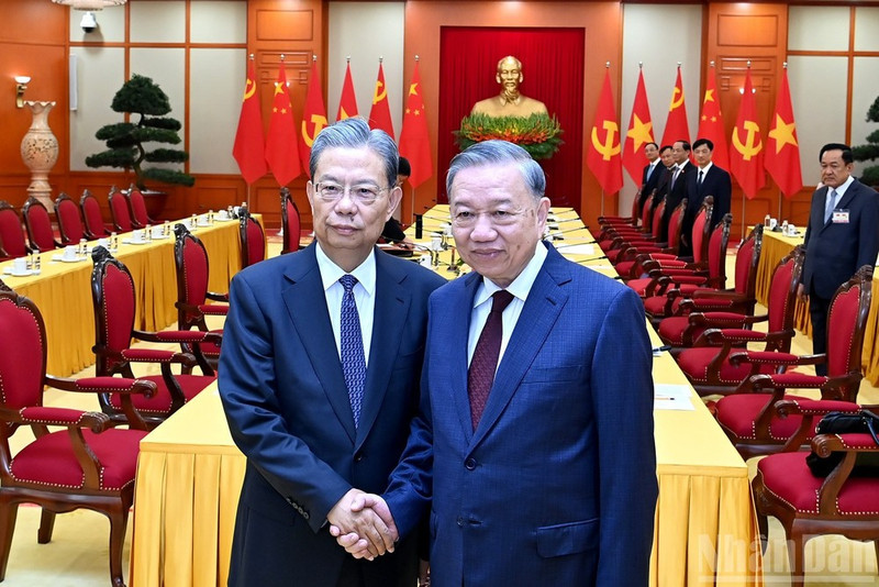 El secretario general To Lam (derecha) ofrece una recepción a Zhao Leji, miembro del Comité Permanente del Buró Político del Comité Central del PCCh y presidente del Comité Permanente de la Asamblea Popular Nacional de China (Fuente: VNA) 