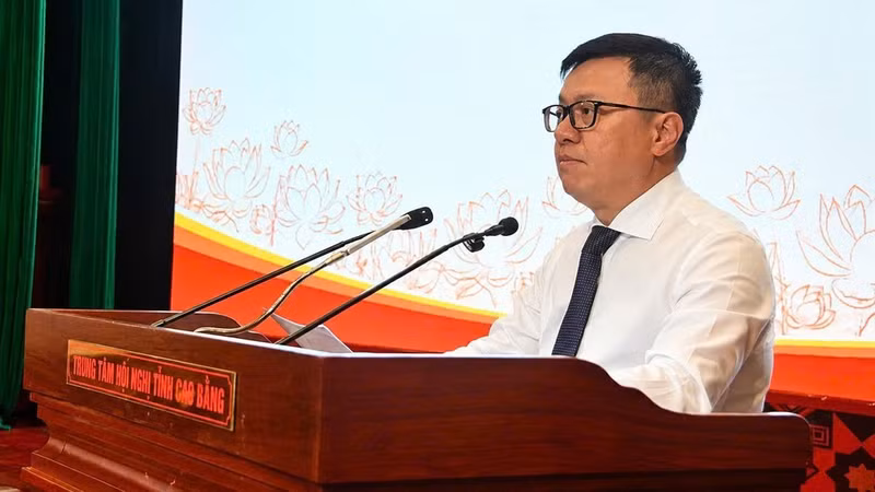 Le Quoc Minh habla en la cita.