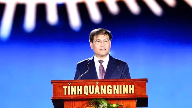 El presidente del Comité Popular de Quang Ninh, Bui Van Khang, habla en la cita.