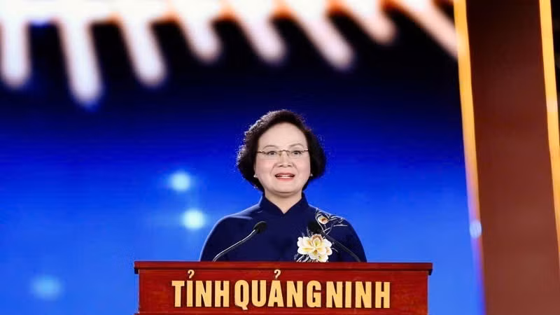 Pham Thi Thanh Tra, miembro del Comité Central del Partido Comunista de Vietnam y viceprimera ministra, habla en el evento.