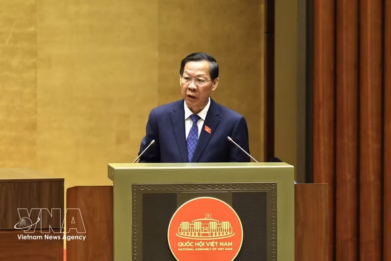 El presidente de la Comisión de Economía y Finanzas de la Asamblea Nacional, Phan Van Mai, presenta el informe de evaluación sobre varios proyectos de ley durante la sesión. (Foto: VNA)