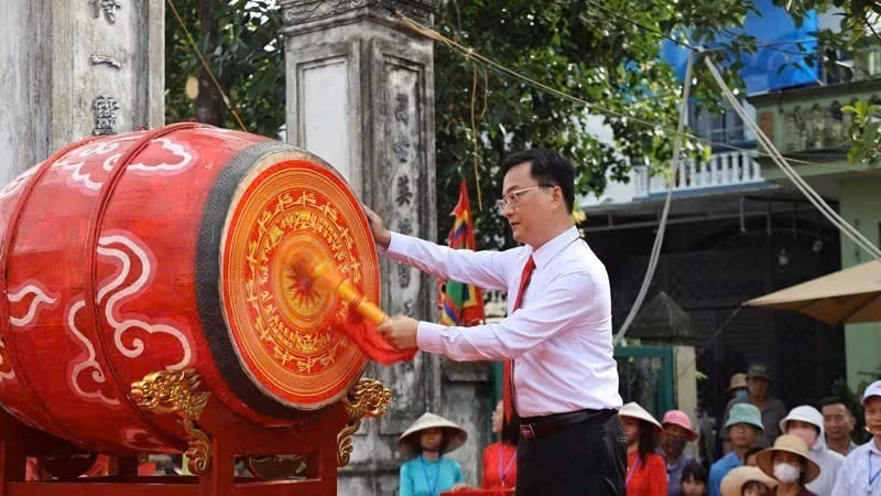 Las autoridades del barrio de Phong Coc tocan el tambor para inaugurar el festival.