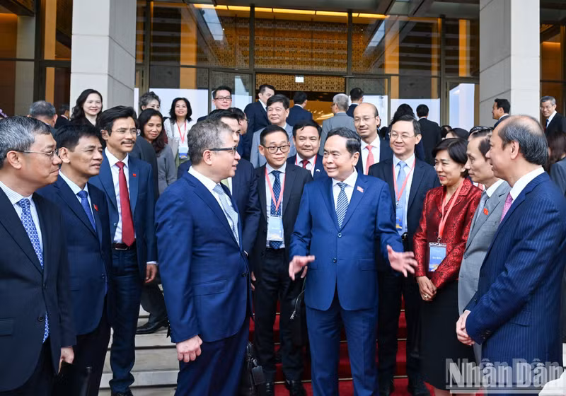 El presidente de la Asamblea Nacional de Vietnam, Tran Thanh Man, con los embajadores y jefes de las representaciones diplomáticas vietnamitas en el extranjero. (Foto: Nhan Dan)